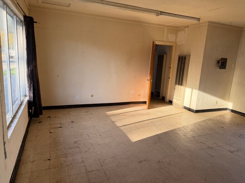 More Photos Of 217 Percy Ave, Yuba City Storefront For Sale