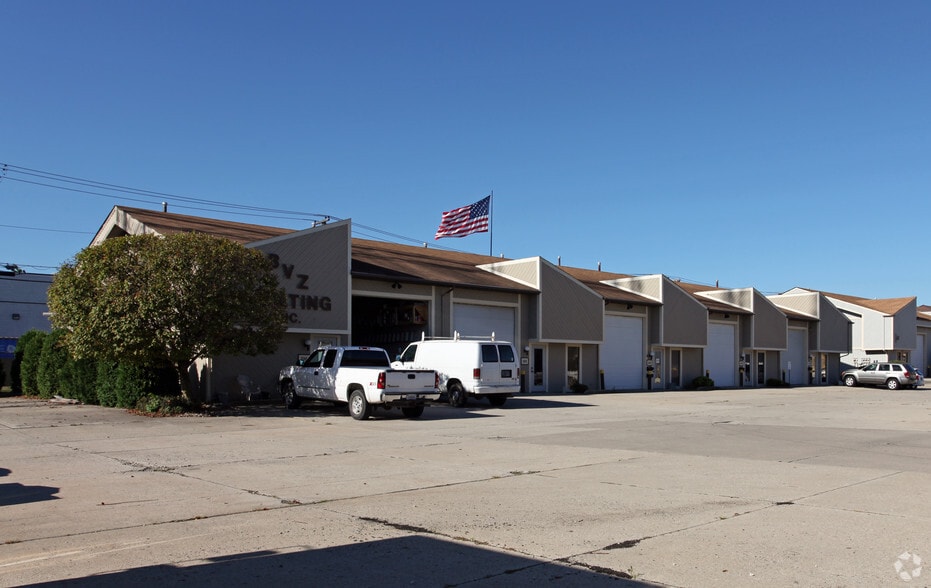 More Photos Of 216-224 E Collins Dr, Fort Wayne Light Manufacturing For Lease