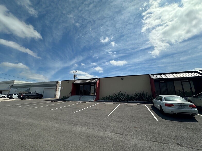 More Photos Of 10800-10812 Hillpoint Dr, San Antonio Unknown For Lease