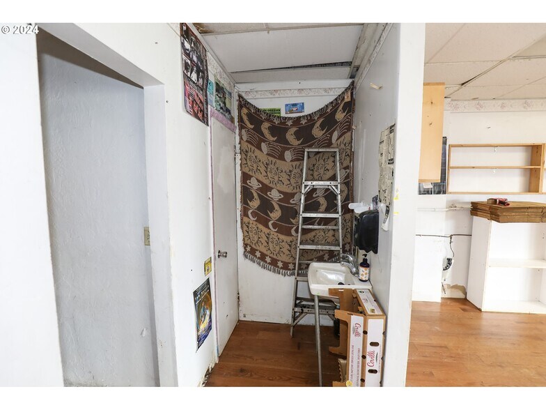 More Photos Of 501 NW Douglas Blvd, Winston General Retail For Sale