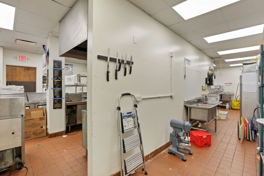 More Photos Of 301 Broadway, Lorain Hotel For Lease