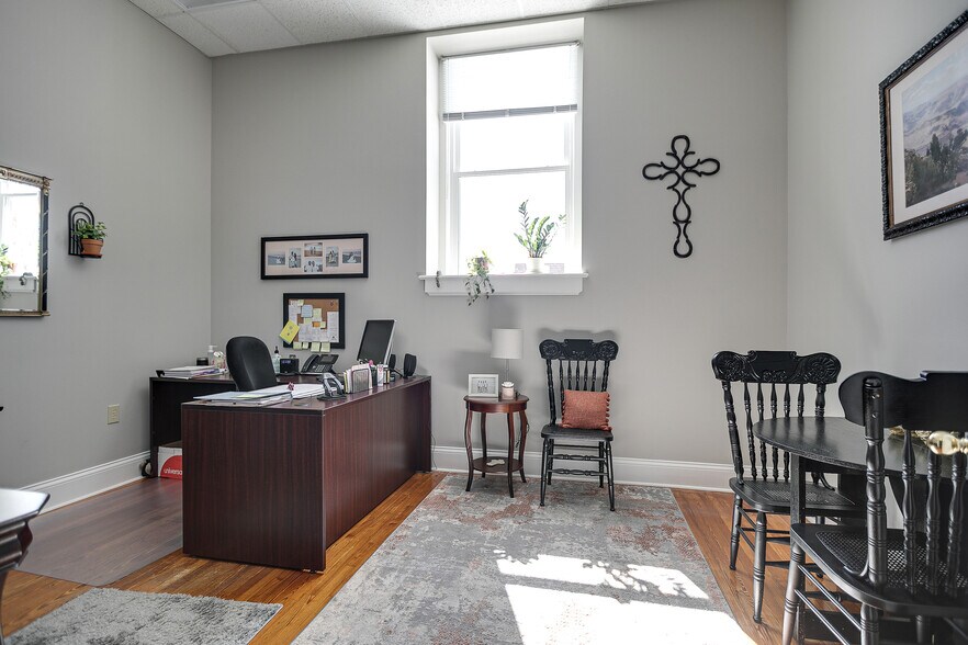 More Photos Of 809 S Main St, Columbia Office For Sale