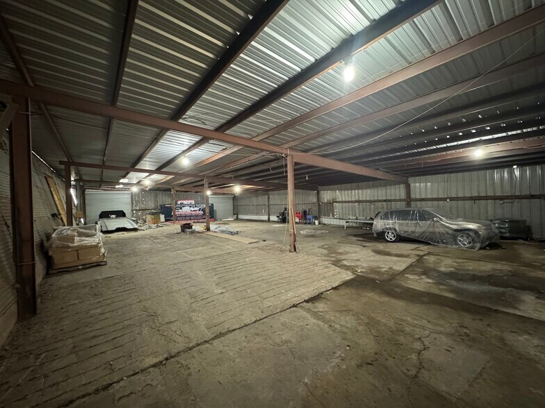 More Photos Of 501 E Lamar St, McKinney Warehouse For Lease