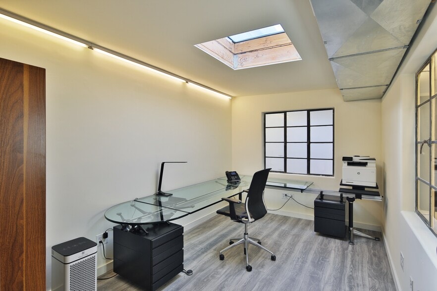 More Photos Of 650 N Robertson Blvd, West Hollywood Loft Creative Space For Lease