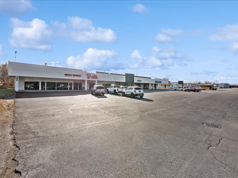 More Photos Of 2055 Gratiot Blvd, Marysville Unknown For Lease