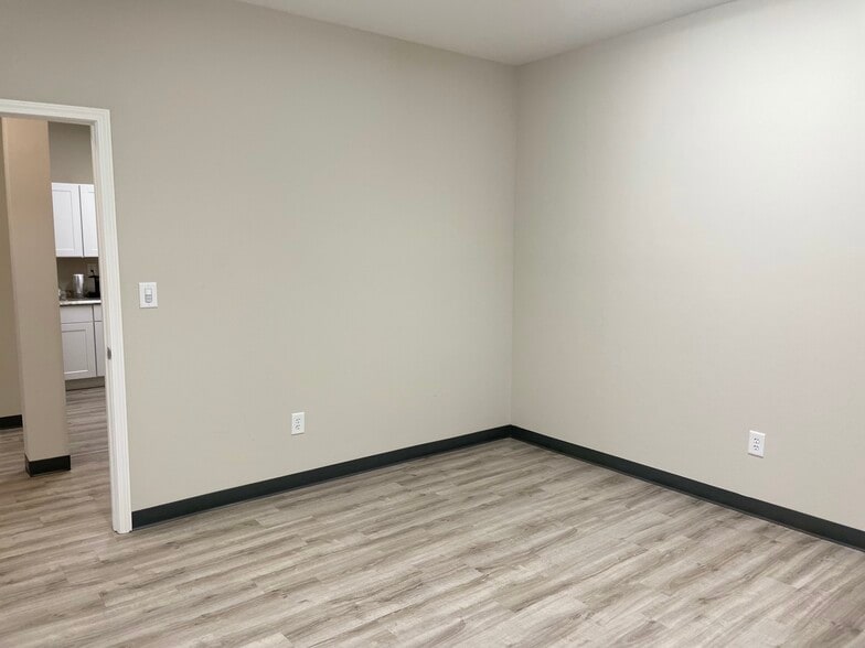 More Photos Of 247 River Park North Dr, Woodstock Medical For Sale