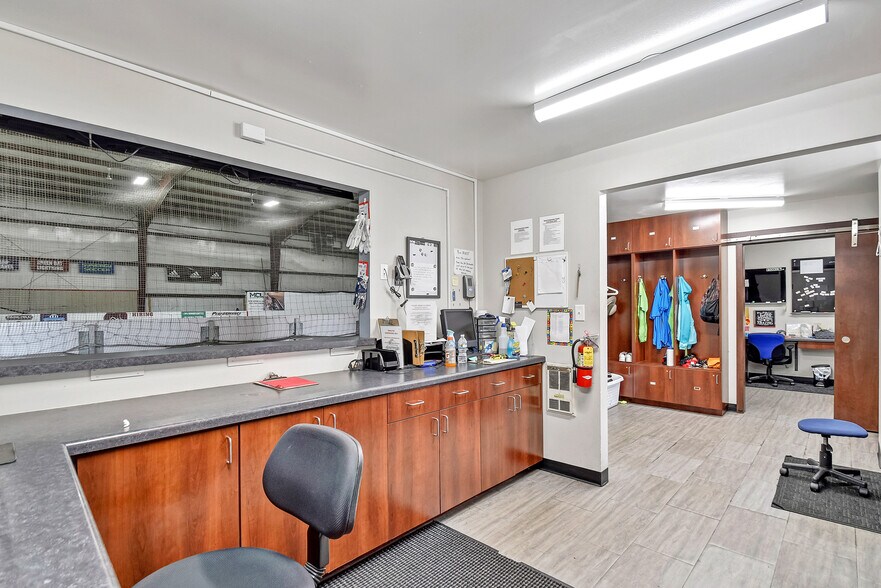 More Photos Of 1856 Nimitz Dr, De Pere Distribution For Lease