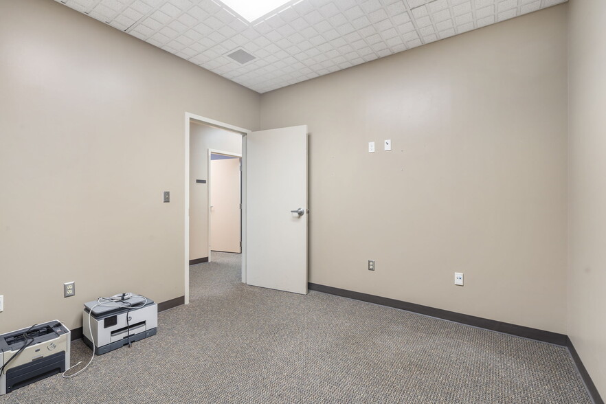 More Photos Of 909 E Republic Rd, Springfield Office For Lease