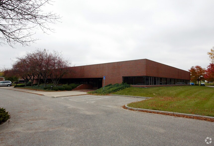 More Photos Of 1676 Viewpond Dr SE, Grand Rapids Office For Lease