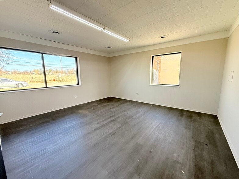 More Photos Of 32537 Parklane Ave, Garden City Manufacturing For Lease