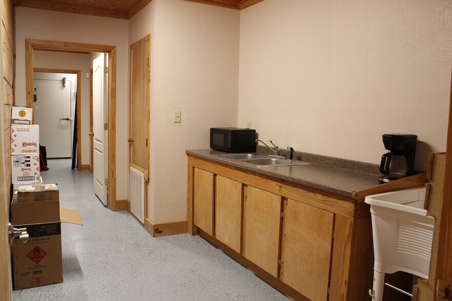 More Photos Of 805-807 E Hall St, Bangs Medical For Sale