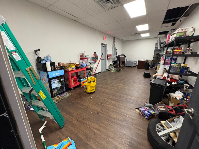 More Photos Of 3504 Paramount Dr, West Lafayette Storefront For Lease