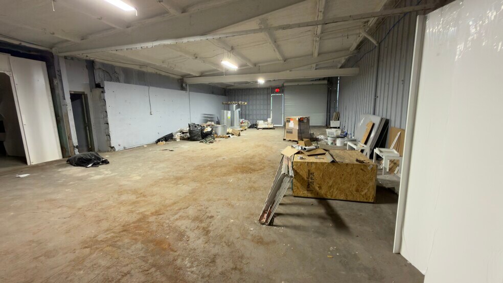 More Photos Of 2800 Delano St, Pensacola Warehouse For Lease