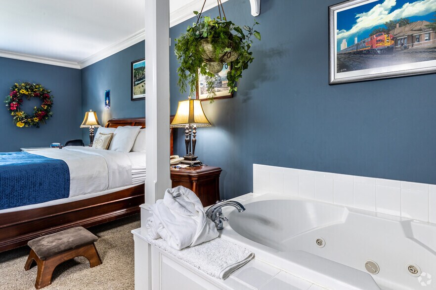 More Photos Of 1245 N Brown St, La Plata Hotel For Sale