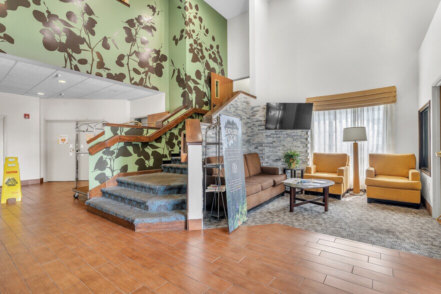 More Photos Of 220 Caravan Dr, Elkhart Hotel For Sale