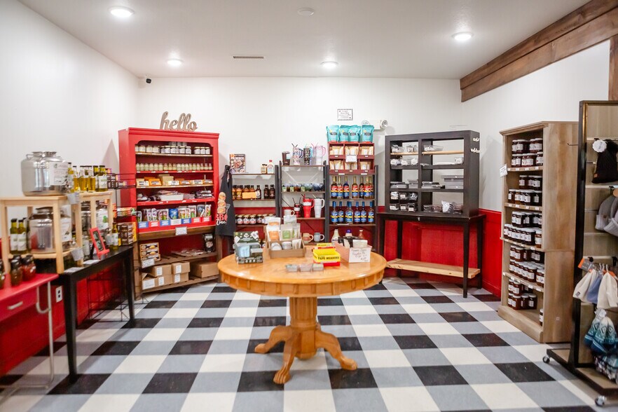 More Photos Of 2015 N Missouri St, Macon Restaurant For Sale