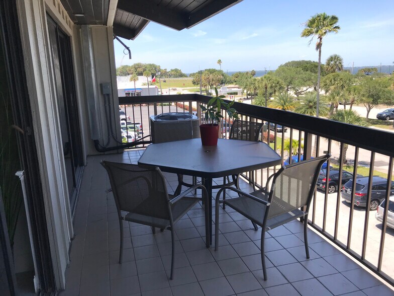 More Photos Of 2210 S Front St, Melbourne Office For Lease