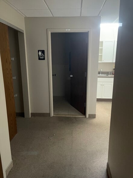 More Photos Of 100 Commerce Dr, Freehold Manufacturing For Lease