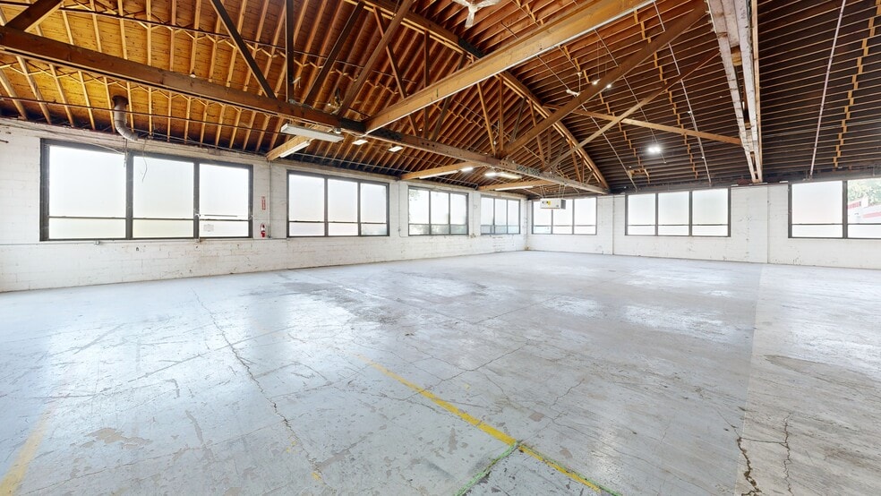 More Photos Of 920 Cedar Ave, St Charles Light Distribution For Lease