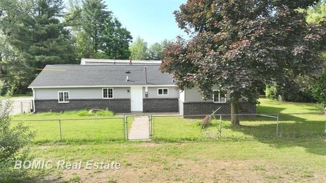 More Photos Of 9010 Dixie Hwy, Birch Run Warehouse For Lease