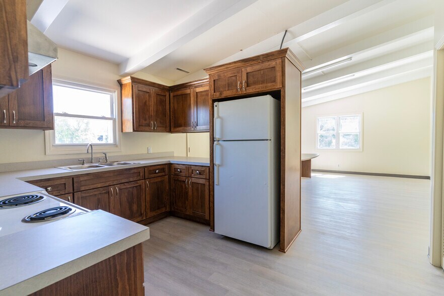More Photos Of 2341 S Woodland Ave, Independence Warehouse For Sale