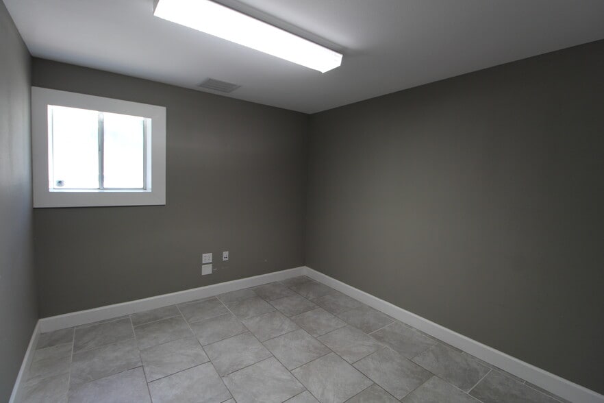 More Photos Of 2308 58th Ave E, Sarasota Warehouse For Sale