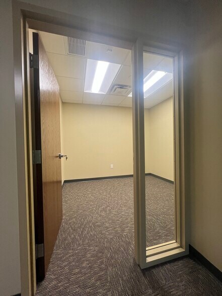 More Photos Of 2670 Chancellor Dr, Crestview Hills Office For Lease