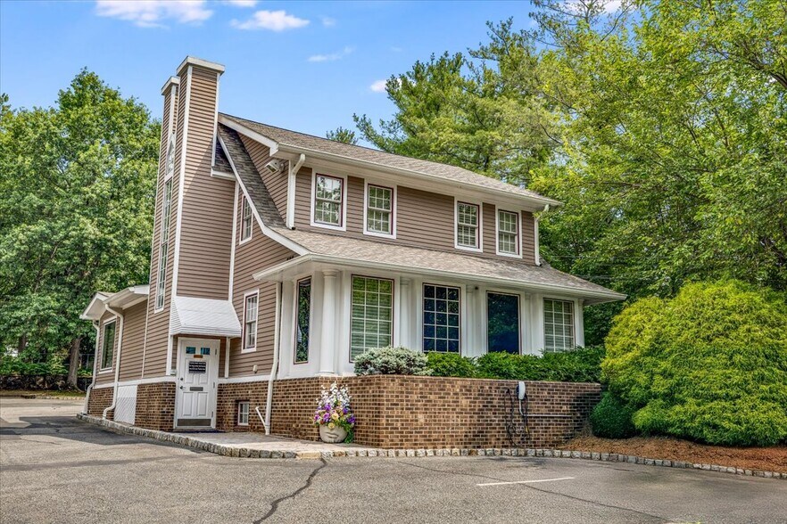 More Photos Of 299 E Northfield Rd, Livingston Medical For Sale