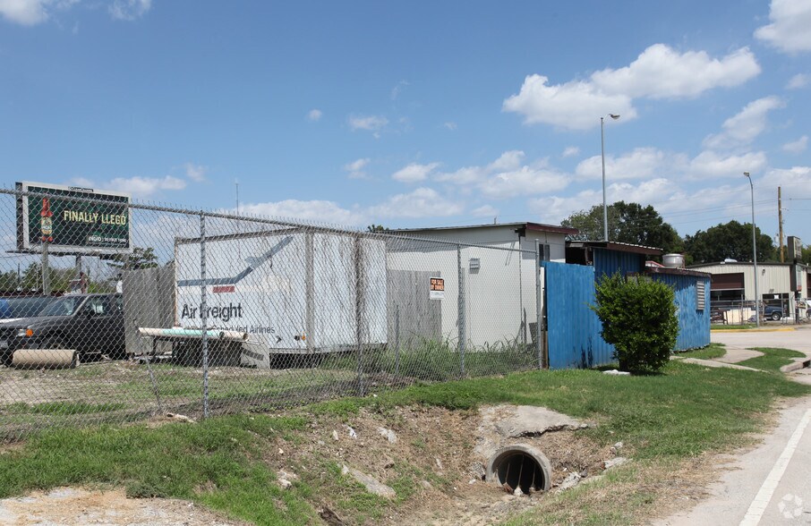 More Photos Of 5527 Gessner Rd, Houston Storefront For Lease