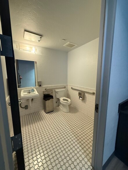 More Photos Of 400-410 E Main St, Visalia Office For Lease
