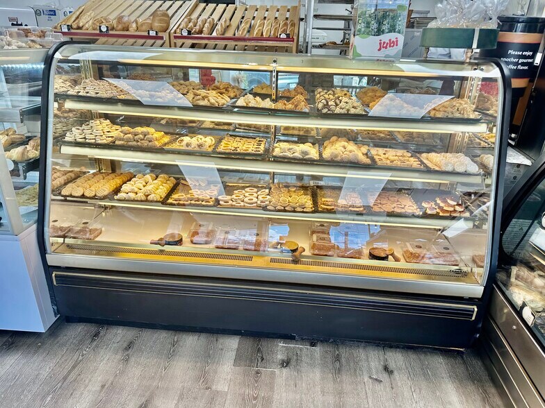 More Photos Of 380-392 W Putnam Ave, Greenwich General Retail For Sale