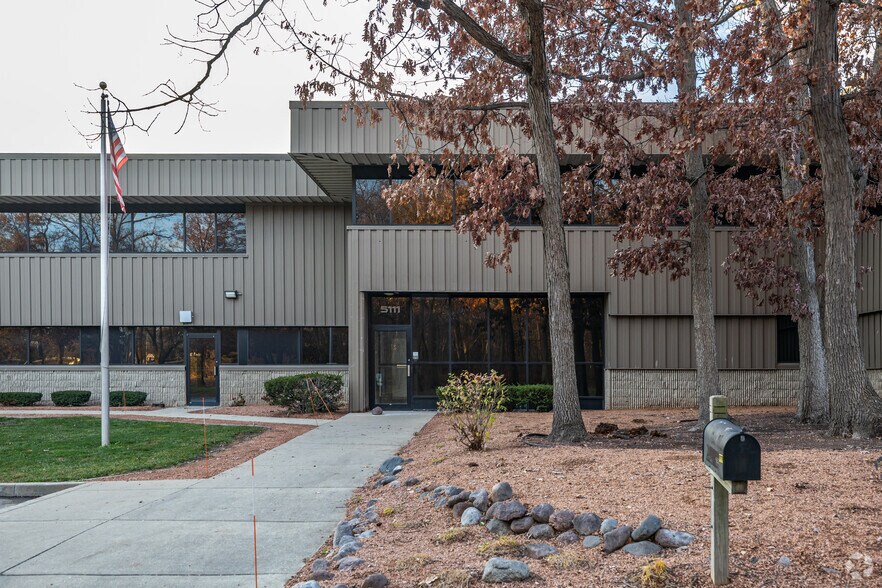 More Photos Of 5111-5121 S 9th St, Milwaukee Light Manufacturing For Lease