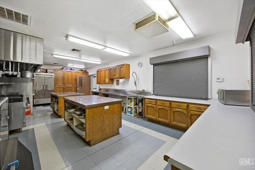 More Photos Of 425 S H St, Bakersfield Religious Facility For Sale