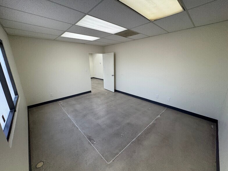 More Photos Of 440 E Walnut Ave, Fullerton Warehouse For Lease
