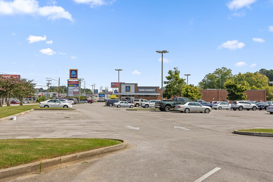 More Photos Of 6025 E Brainerd Rd, Chattanooga Storefront For Lease