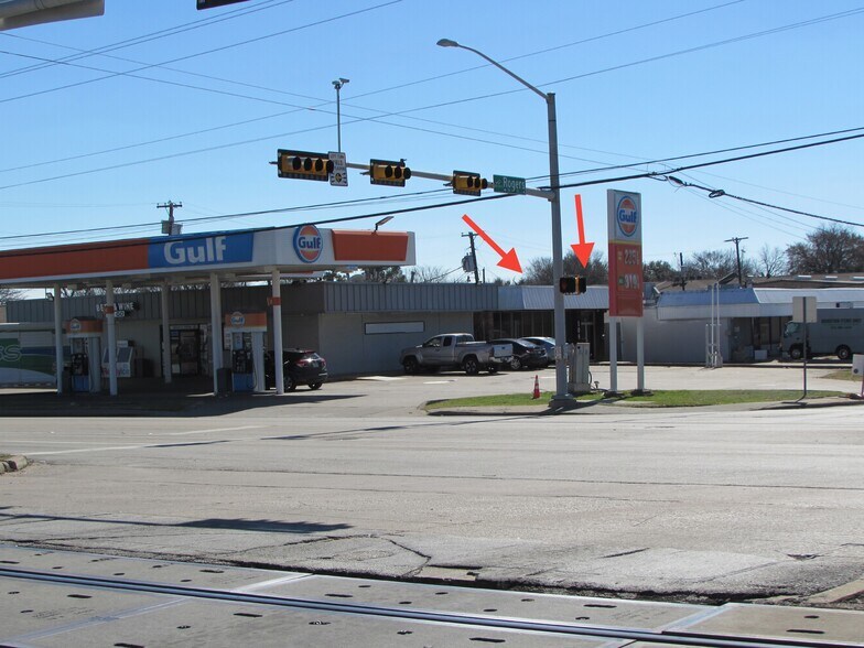 More Photos Of 104 S Rogers Rd, Irving Storefront Retail Office For Sale