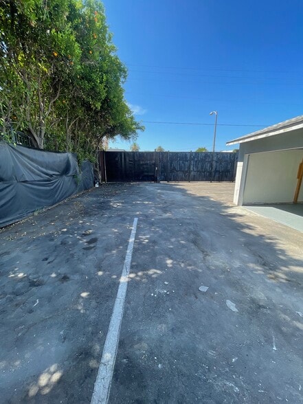 More Photos Of 16123 Wyandotte St, Van Nuys Service For Lease