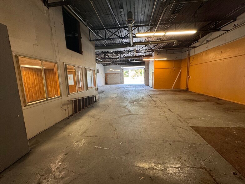 More Photos Of 19 Silver St, Rochester Distribution For Sale