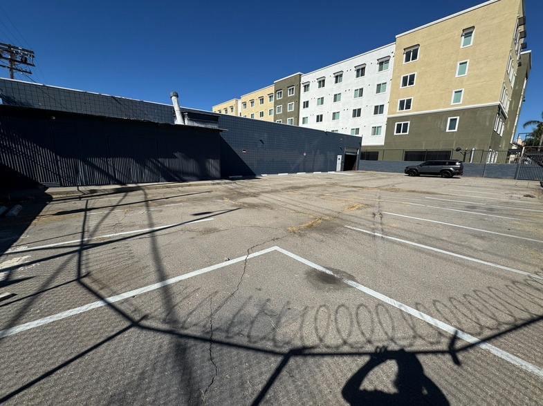 More Photos Of 13607 Saticoy St, Van Nuys Manufacturing For Lease