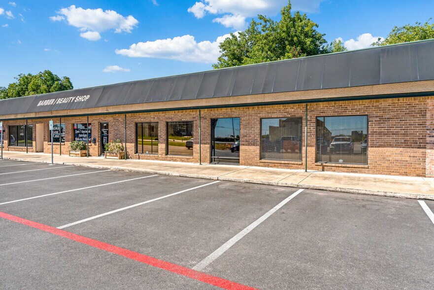 More Photos Of 702-736 S Saginaw Blvd, Fort Worth Unknown For Lease