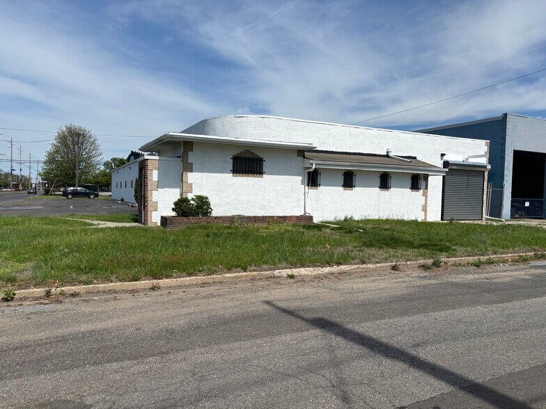 More Photos Of 1600 Bannard St, Cinnaminson Warehouse For Lease