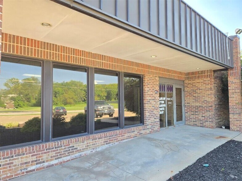 More Photos Of 705 Baptiste Dr, Paola Medical For Lease
