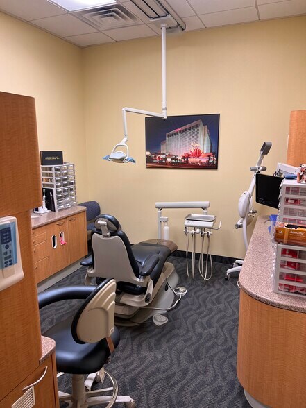More Photos Of 8867 W Flamingo Rd, Las Vegas Office For Sale