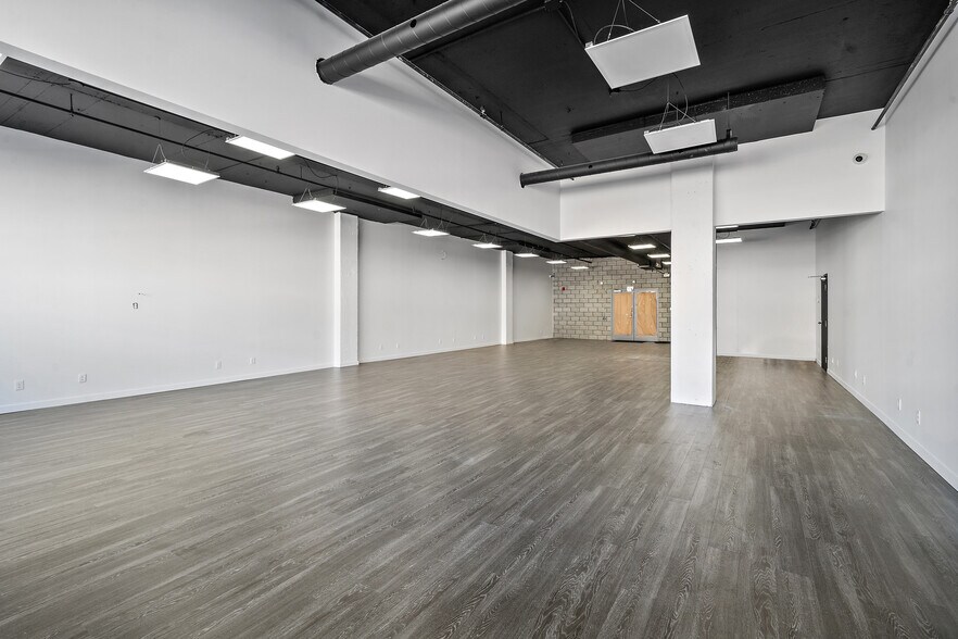 More Photos Of 111 Rue Chabanel O, Montréal Loft Creative Space For Lease