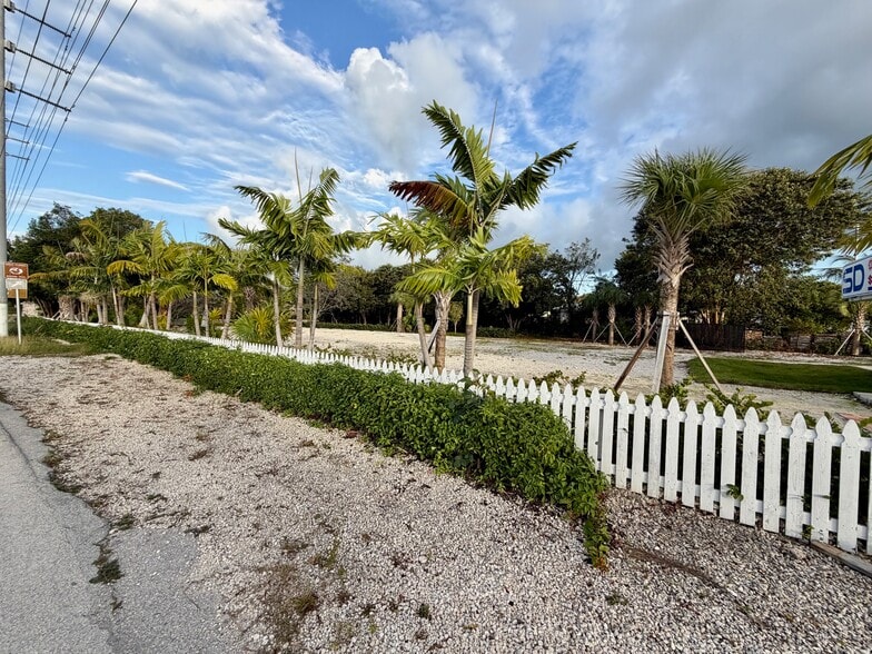 More Photos Of 106309 Overseas Hwy, Key Largo Auto Dealership For Lease