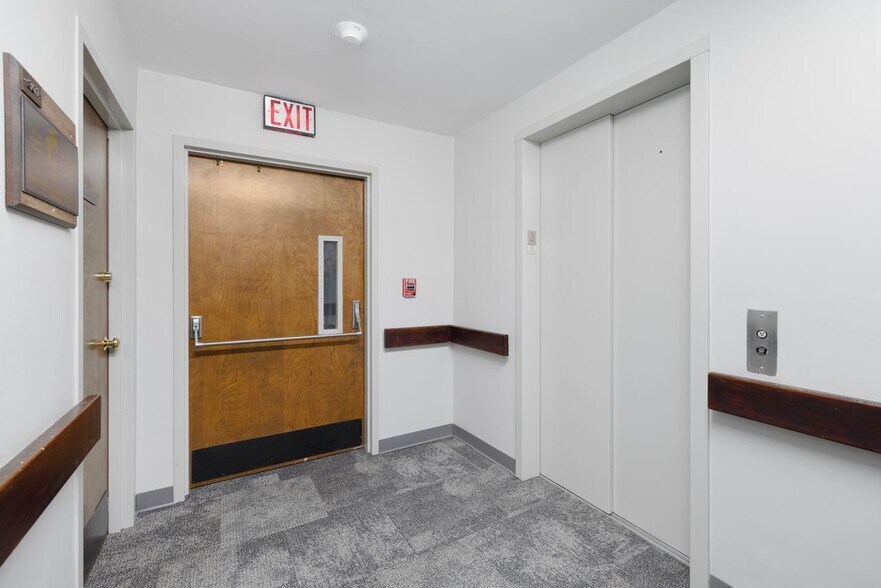 More Photos Of 250 Wampanoag Trl, Riverside Medical For Sale