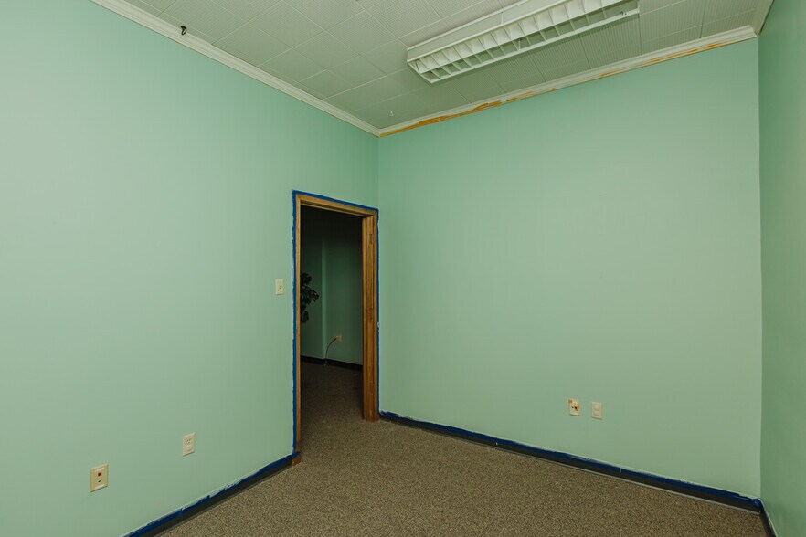 More Photos Of 724 N Main St, Newton Storefront For Sale