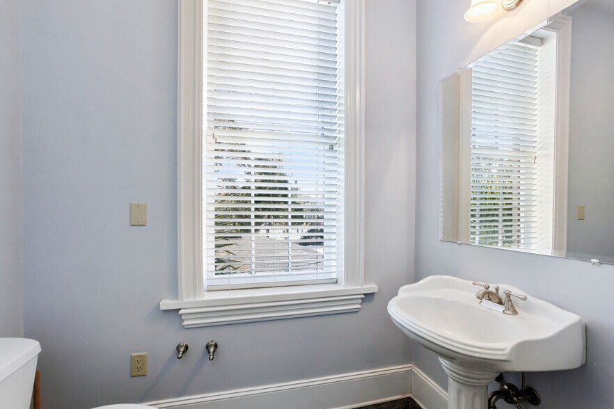 More Photos Of 1719 Abercorn St, Savannah Office Residential For Sale