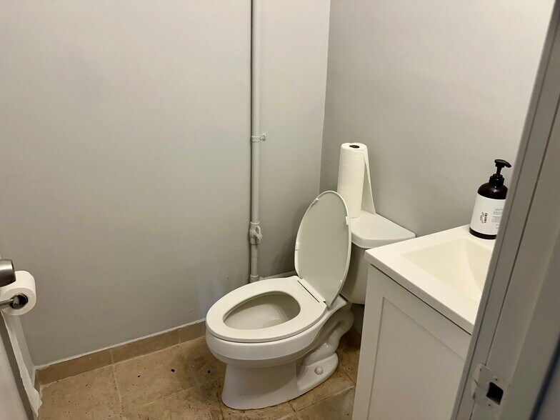 More Photos Of 2301-2325 NW 30th St, Oakland Park Warehouse For Sale