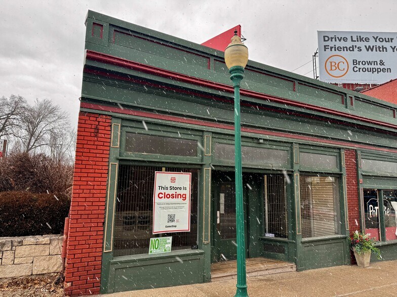 More Photos Of 900 Westport Rd, Kansas City Storefront Retail Office For Lease